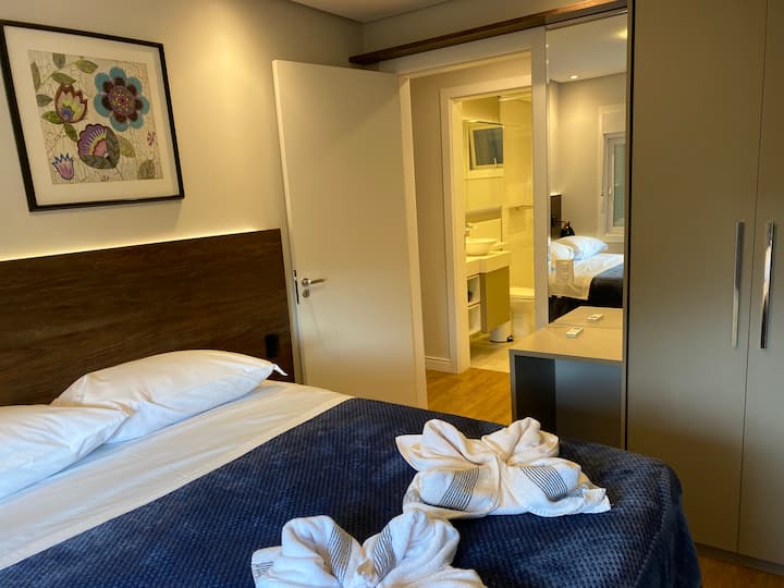 Chumba cha 2 na kabati, kitanda kirefu cha watu wawili, kiyoyozi Gawanya moto/baridi. Madirisha ya vyumba vya kuzuia sauti na mapazia. 
