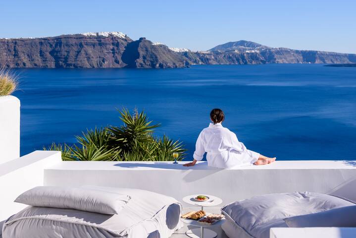 Cave Villa With Heated Plunge Pool & Caldera View gallery image 3