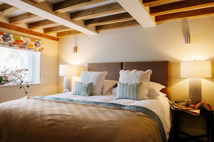 غرفة نوم في الطابق السفلي بحمام داخلي