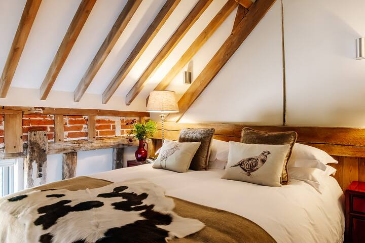 غرفة نوم في الطابق العلوي مع دش داخلي