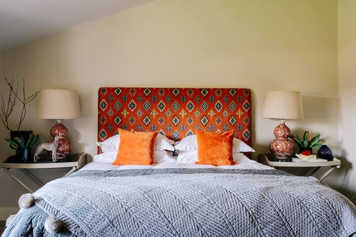 غرفة نوم رئيسية بدش داخلي 