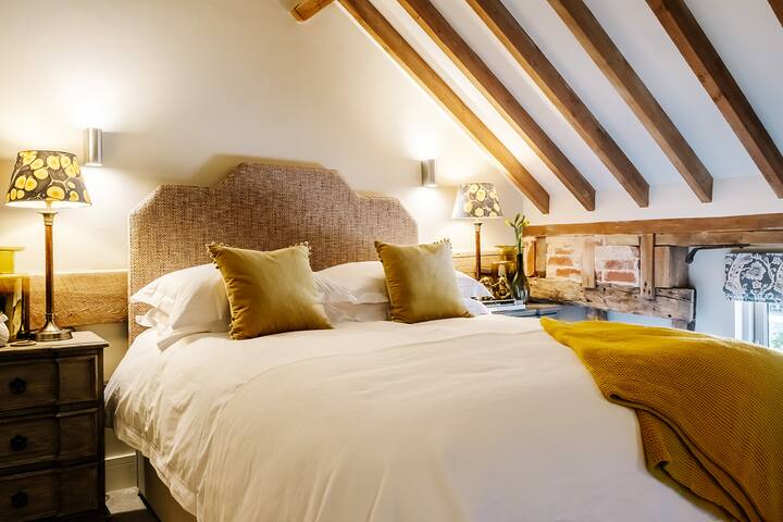 غرفة نوم في الطابق العلوي مع دش داخلي