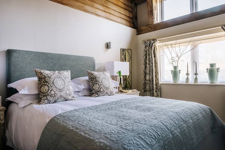 غرفة نوم في الطابق السفلي مع دش داخلي 