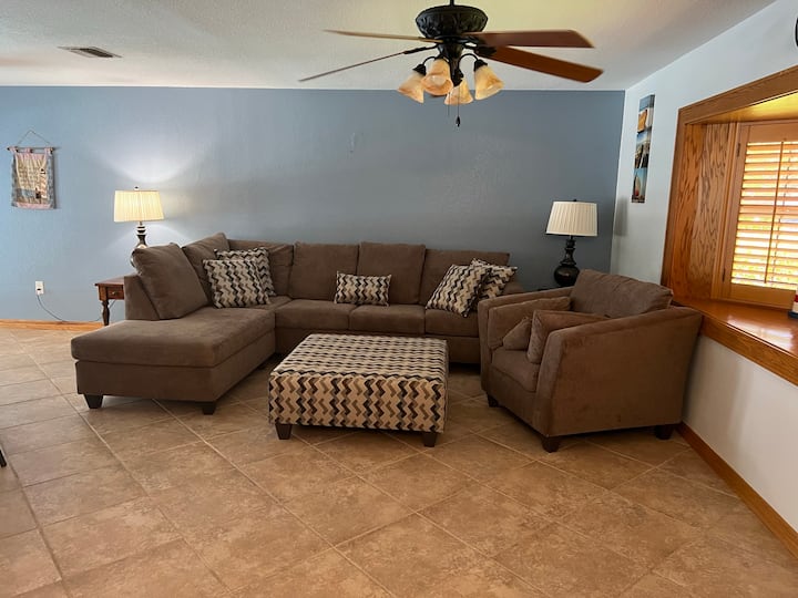 Მისაღები ოთახი სექციურია საწოლით 