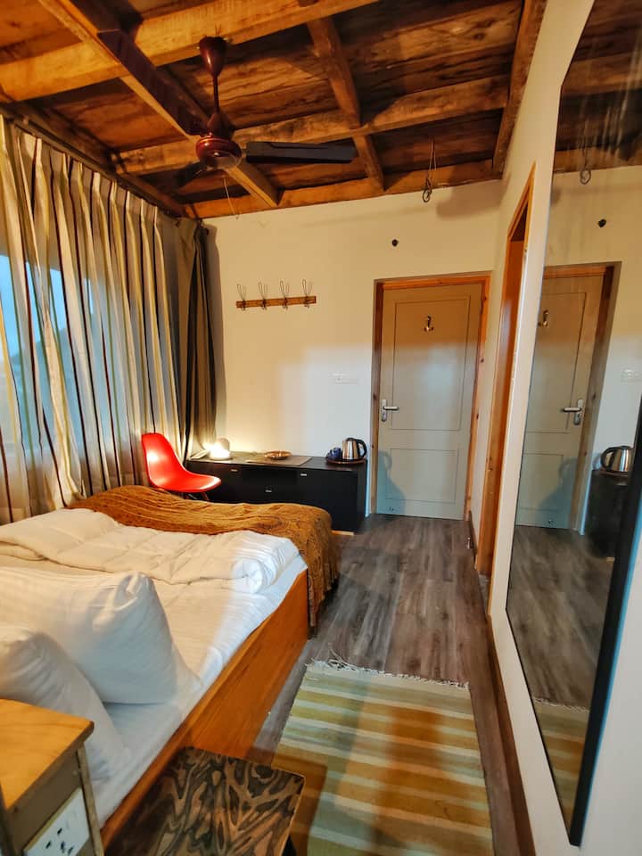 La chambre Pohru avec un rafters en bois exposé unique Cieling