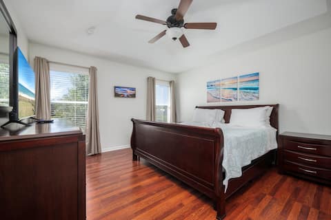 King bed, Lake View, sleeps 8, 6 TVs, Public Pool