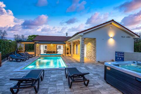 Villa Larra With Pool & Jacuzzi *****