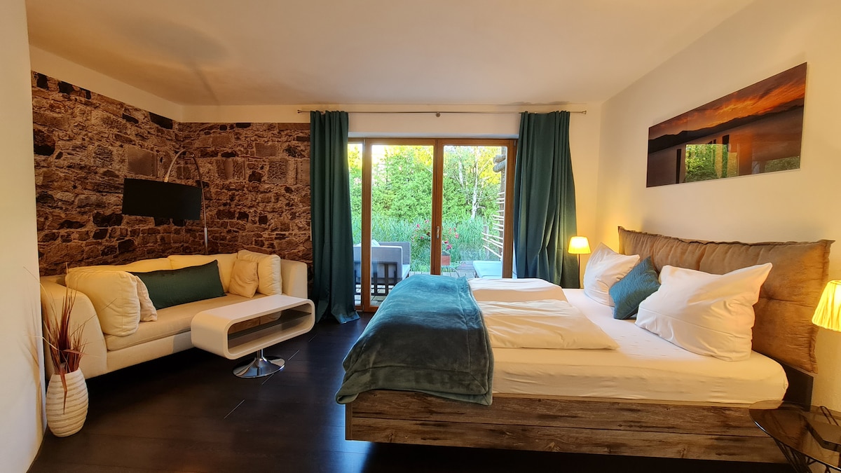 Dormitorio con sofá en la esquina