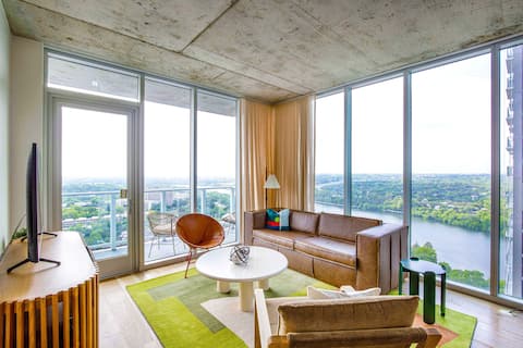 Top Airbnb: Luxury Condo Walk to Rainey St & Lake, Pool & Gym in Downtown