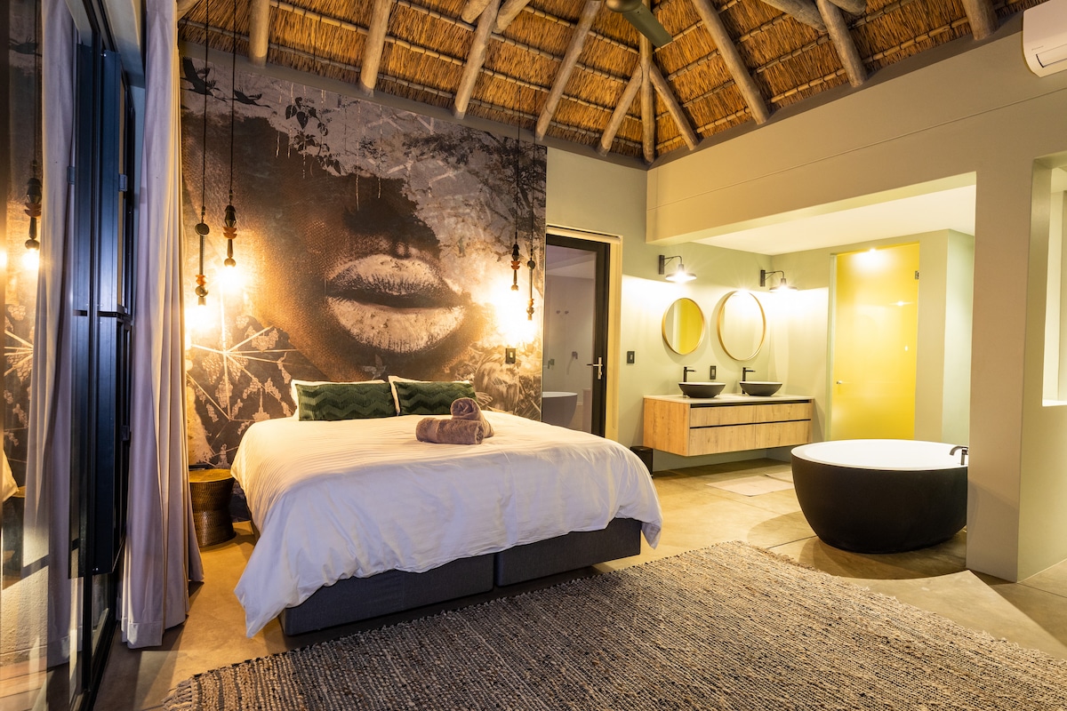 غرفة نوم رئيسية 1  بسرير مريح بحجم كينج XL وحمام داخلي وإمكانية الدخول إلى دش خارجي