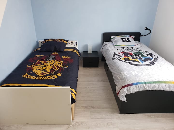 Room with two single beds in 90.
Direct access to the 2nd shower room