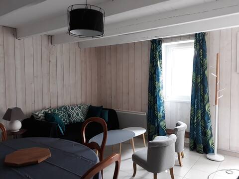 House for 4 people. Terrace overlooking the harbor and Estuary