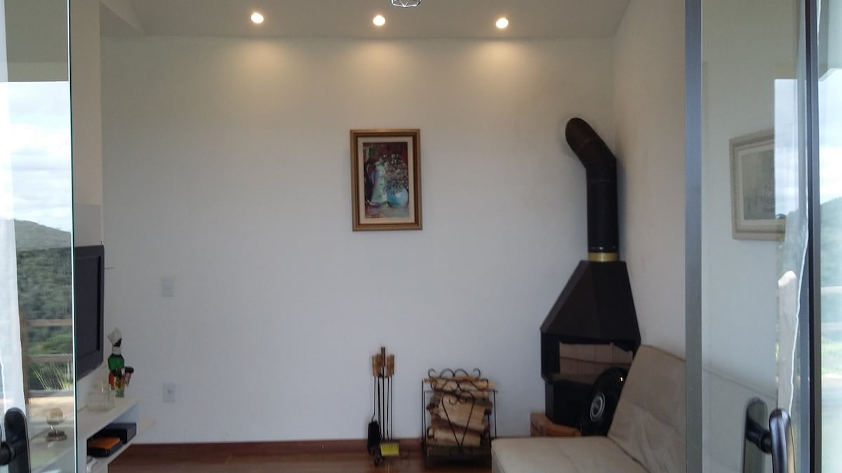 Фино декорирана всекидневна с камина на дърва, разтегателен диван за двойка, телевизор с повече от 300 канала, безплатен Wi - Fi.