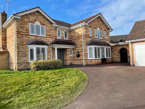 Substantial 4 Bedroom House in Silverstone Village