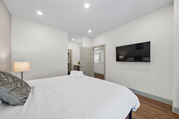 ห้องสวีทหลักพร้อมที่นอนคิงไซส์และห้องน้ำในตัว