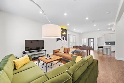 Popular Airbnb listing: Near Downtown Houston | POOL | BIG YARD | HOT TUB in Greater Fifth Ward