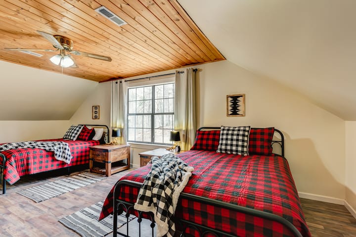 2 queen bedroom upstairs 