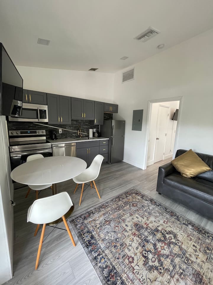 Fresh & Modern Overlooking Fort Lauderdale's Canal - Fort Lauderdale