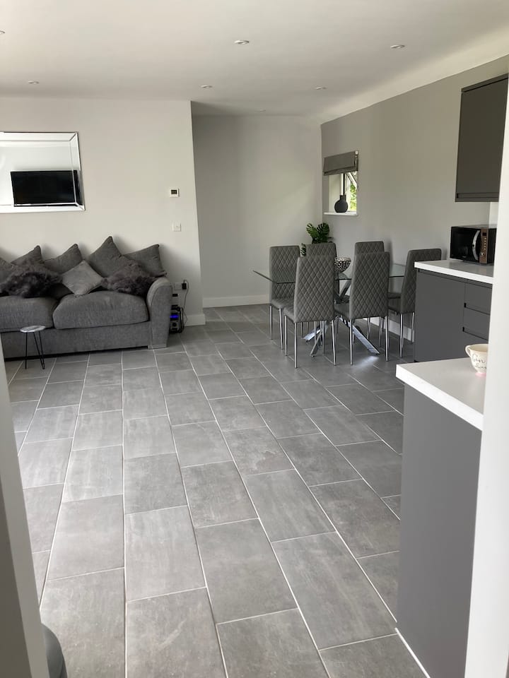 Modern, Purpose Built 3 Bedroom Holiday Barn - Barry