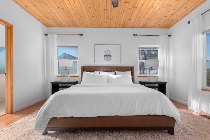 Master Suite: 'The Captain'