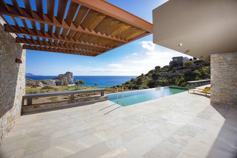 Sea front villa with private access to the sea
