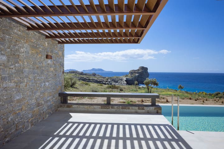 Sea front villa with private access to the sea gallery image 3