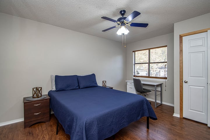 Queen Bedroom: Dedicated workspace