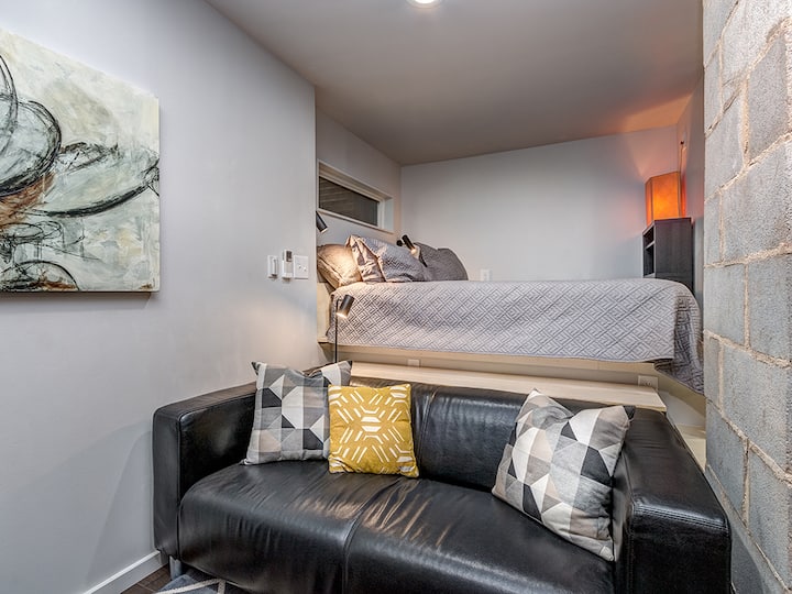 lôžkové podkrovie a pohovka