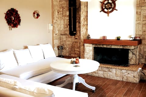 Popular Airbnb listing: Kleoni's cottage in Δήμος Κορινθίων
