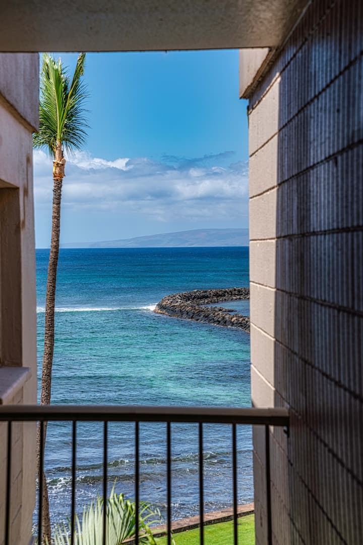 Mwonekano wa Peekaboo wa bahari kutoka kwenye chumba cha kulala cha ghorofa ya chini.