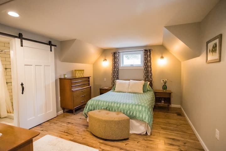 Dormitorio principal con baño adjunto