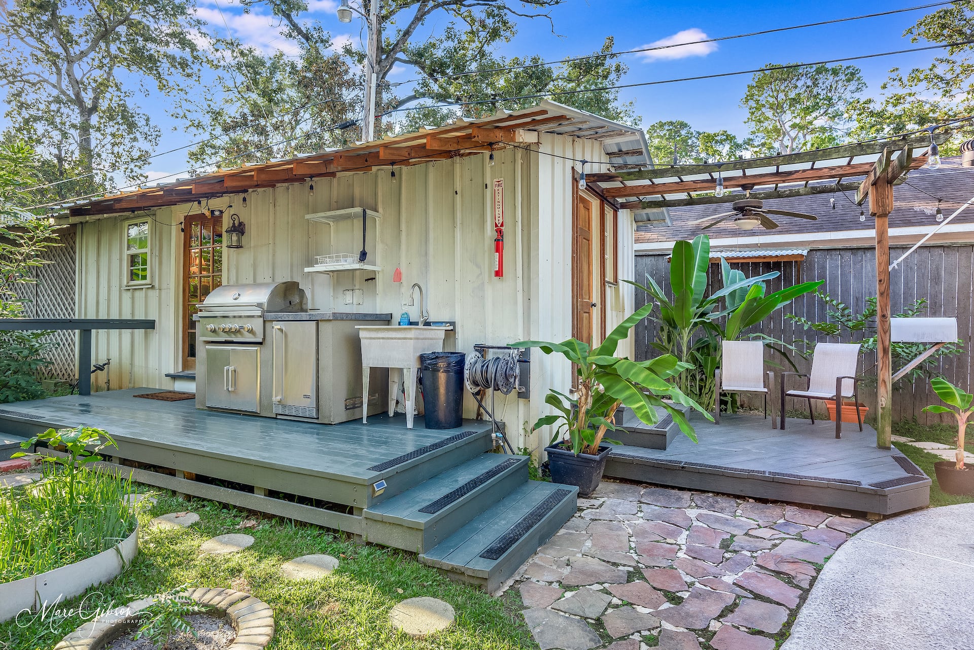 Relaxing garden cottage with sauna