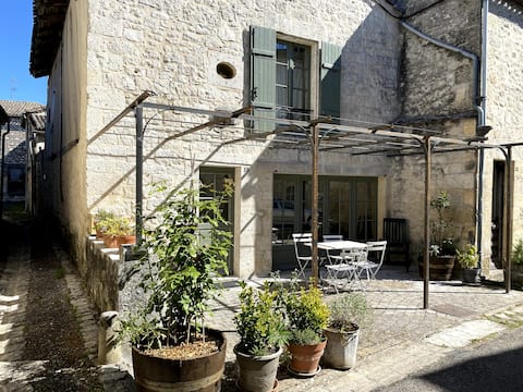‘Le studio’ a delightful village house in Issigeac