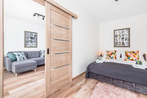 Popular Airbnb listing: Modern Riverside Apartment with Free parking space in Śródmieście