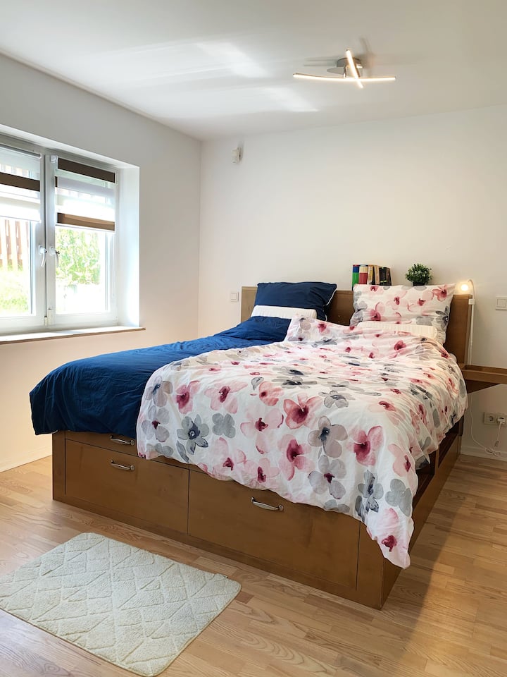 Large Bright room priv. Bad Düsseldorf/ez park Houses for Rent in