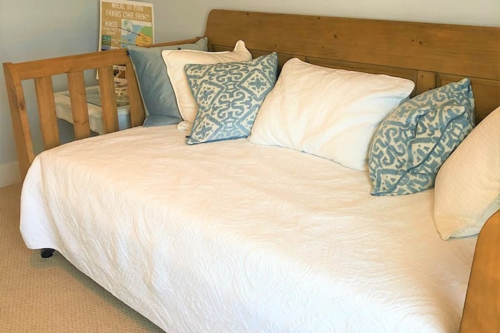 第四间客房，配备带脚轮的沙发床（全尺寸） 