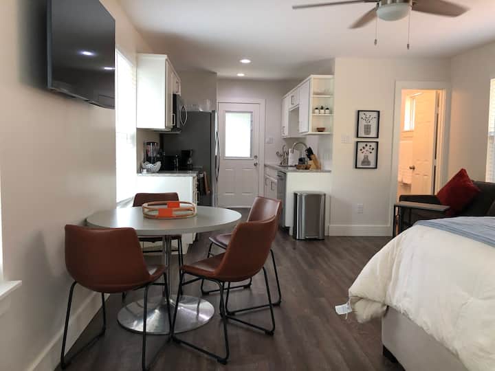 Guesthouse 9 Minutes From The Square - Denton, TX