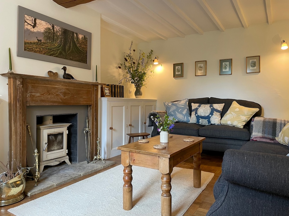 Top Airbnb: Traditional 3 bed cottage in beautiful village in Somerset