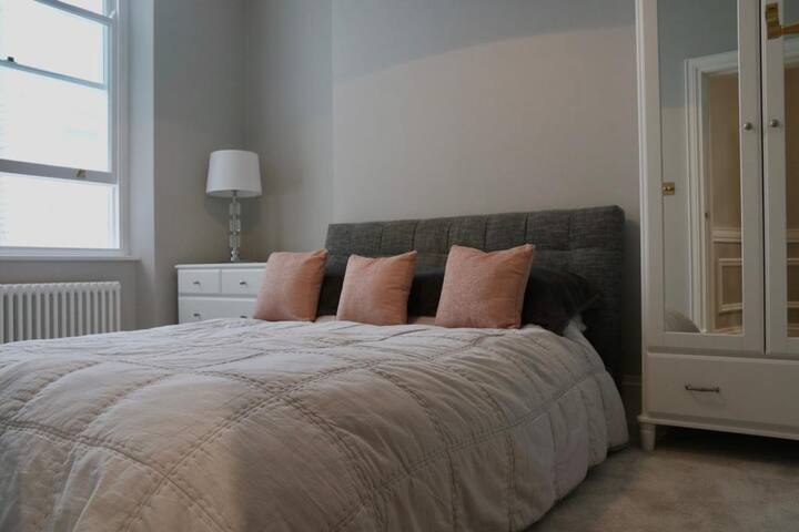 Four bedroom apartment in Central Ldn, Russel Sq gallery image 5