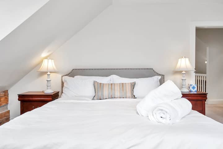 舒适的加大双人床