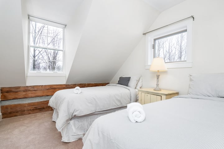 两张舒适的单人床