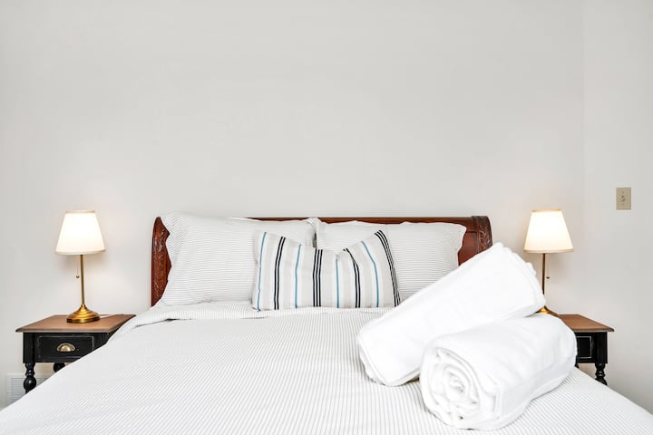 这间卧室配有舒适的标准双人床