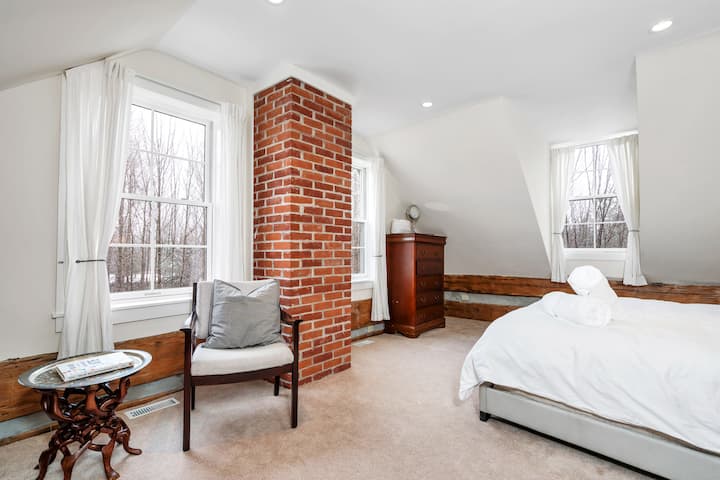 这间卧室的窗户非常好，配有加大双人床