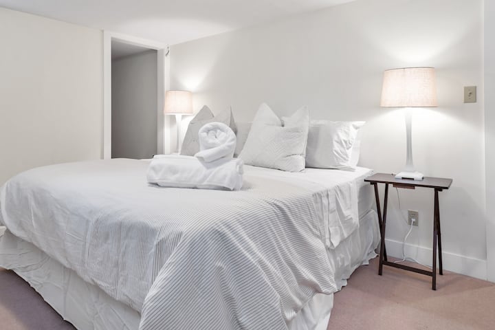 地下室配有舒适的加大双人床。这间卧室仅应要求提供。这是因为该县的入住须知。这间卧室不包括在大多数出租房源内。 