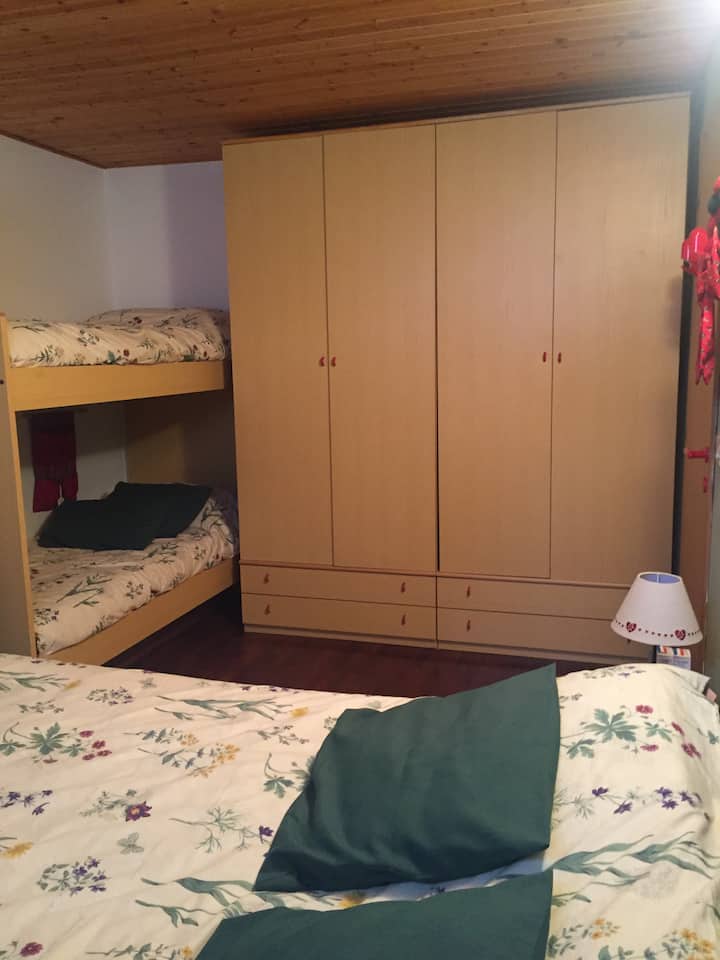 سرير أرنب وخزانة كبيرة