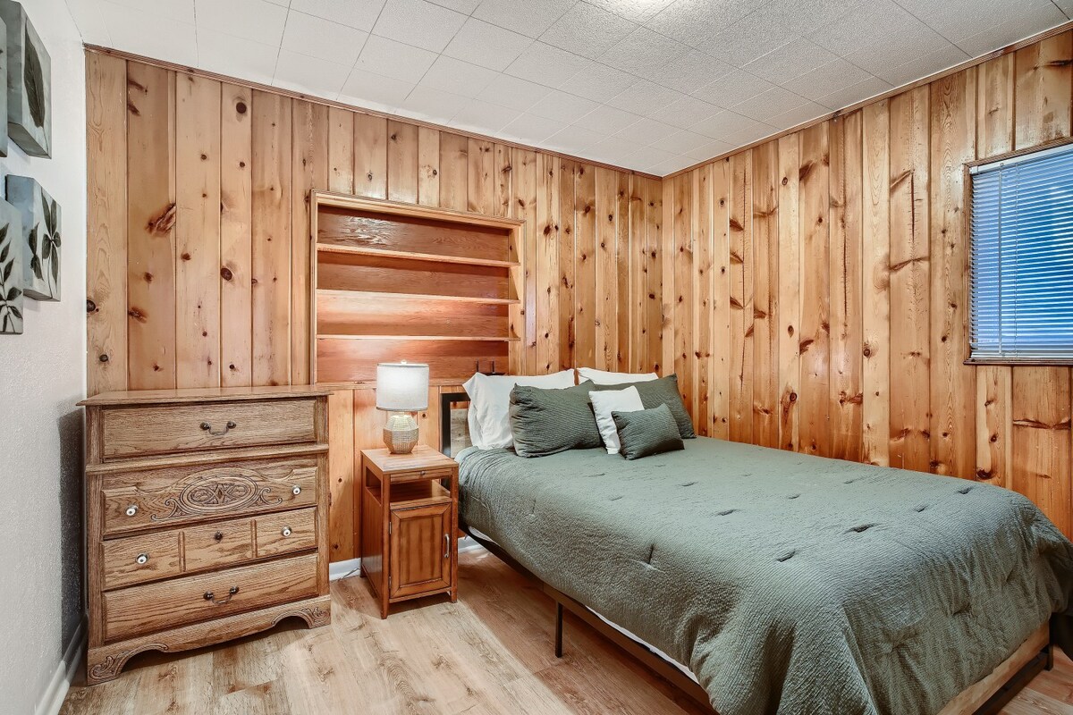 Во спалната соба 2 има умерено цврст брачен кревет (широк 150-179 см). 