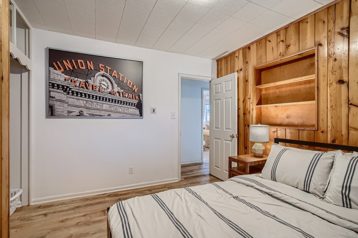 Слика со лицето надвор од спалната соба. Има доволно простор за активности! 