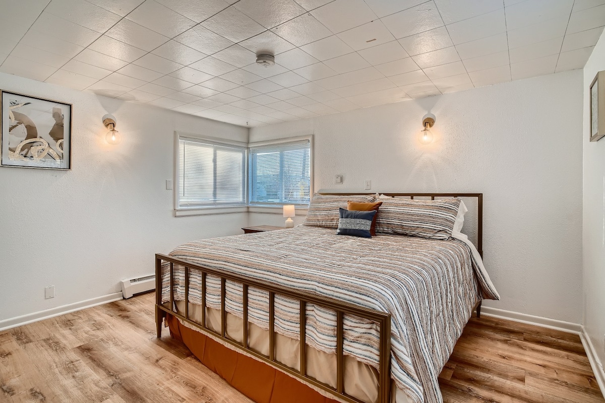 Во спалната соба 1 има огромен брачен кревет (широк 150-179 см). 