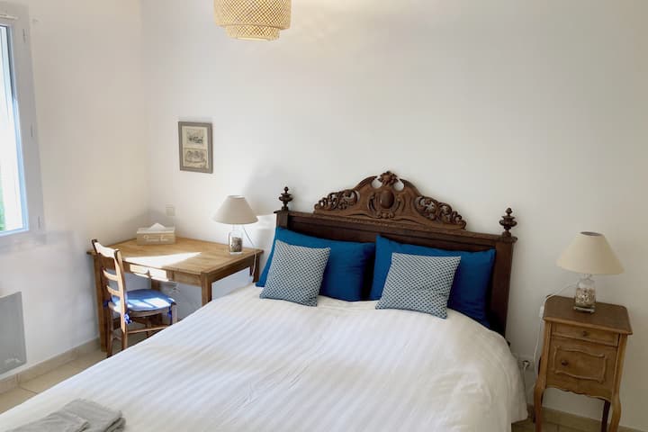 Chumba cha kulala kwenye ghorofa ya chini (mwonekano wa nyuma ya nyumba). kitanda chenye upana wa sentimita 160, hakuna ubao wa miguu, WARDROBE mbili, ofisi ndogo