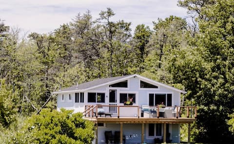Stunning Views, Renovated Beach Cottage~Maine